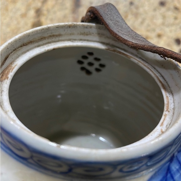 Chinese Asian Antique porcelain teapot with original leather strap handle - Picture 8 of 8